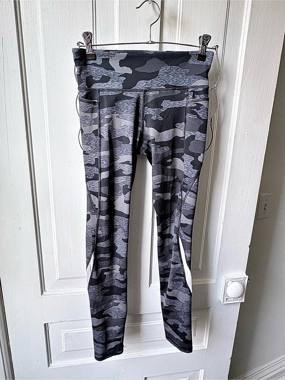 Old Navy Camo Leggings in Gray & Black Size Large Like New